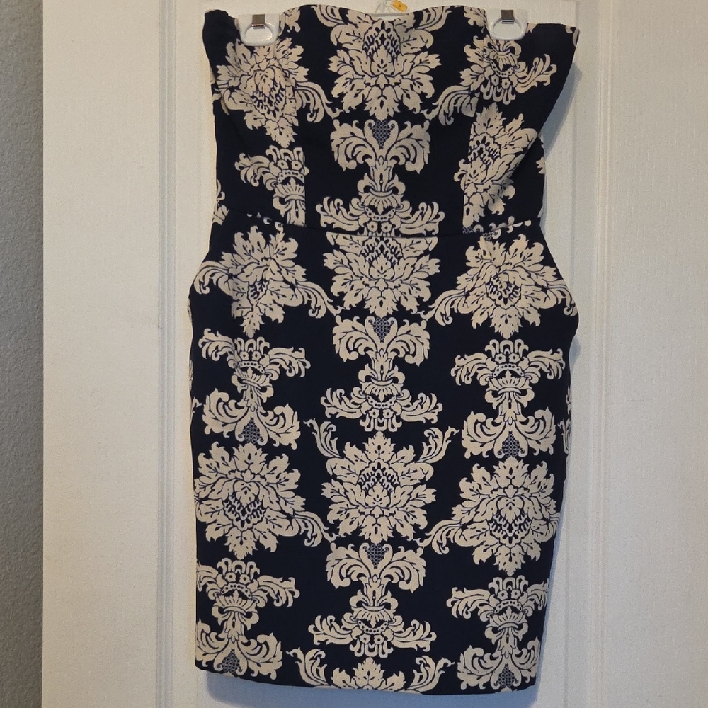 Buttons Sweetheart Neckline Navy and Cream Patterned Dress With Pockets. Size M